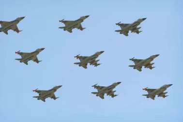 Ni-skibs formationsflyvning, som man kan se på fredag, hvis vejret er med piloterne