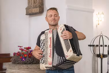 Kristian Rusbjerg optrådte i Ansager Kirke i 2020. Fredag den 24. juli vender han tilbage – denne gang som en del af Kristian Rusbjerg Trio, der åbner rækken af fire koncerter i kirken under Rundt om Harmonikaen i Ansager. 