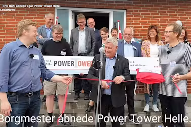 Borgmester Erik Buhl klipper den røde snor til PowerTower Agerbæk. Det er Udviklingsrådets formand Claus Jeppesen og erhvervsambassadør Jørgen Madsen, der holder snoren.