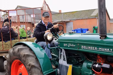 Knud Ravn gav tur på veteran traktor 