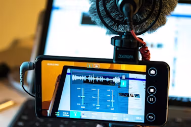 På kurset kommer du med hele vejen fra optagelse af video til overvejelse over, hvordan du fortæller din historie og til at redigere videoen til færdigt produkt.
