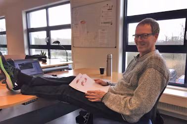 Jørgen Madsen har normalt ikke benene på bordet når han arbejder, det er kun til ære for fotografen. På kurset vil Jørgen fortælle, hvordan du slapper af samtidig med, at du arbejder effektiv og bevare overblikket. 