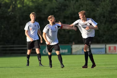 Mads Falk jubler efter scoringen
