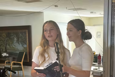 Nelly og Mynte synger Lyse nætter på Møllegårdens 