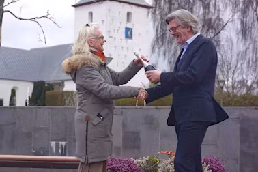Karin Nielsen, formand for Skovlund-Ansager Udviklingsråd overbringer her det glade budskab at Ansager er årets landsby i Varde Kommune til Magnus Dahlmann, formand for Ansager Byudvikling