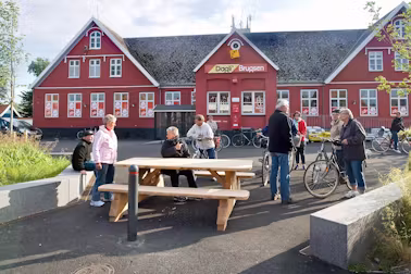 Brugsen og hallen er ofte mødesteder i lokalsamfundet. 14 nytænkende ideer til nye mødesteder får nu støtte til projektudvikling